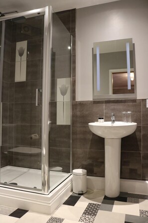 Separate tub and shower, free toiletries, hair dryer, heated floors - The Inn On The Moor Hotel (Whitby)