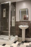 Bañera y ducha independientes y artículos de higiene personal gratuitos