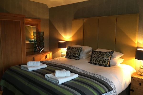 Superior Super-King Size Room | Hypo-allergenic bedding, individually decorated, individually furnished