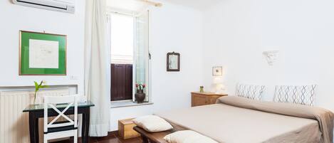 Huoneisto, 2 makuuhuonetta | 2 makuuhuonetta, työpöytä, silitysrauta/-lauta, vauvansängyt