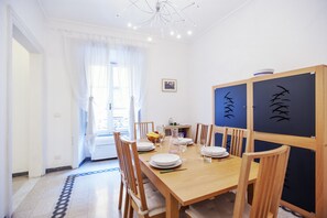 Apartment, 3 Schlafzimmer | Essbereich im Zimmer