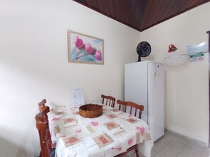 Apartamento tradicional, 2 quartos | Cozinha privada | Geladeira, micro-ondas, fogão, cooktop