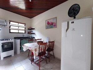 Traditional Apartment, 2 Bedrooms | Private kitchen | Fridge, microwave, oven, stovetop - Praialar Apartamentos (Ubatuba)