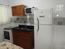 Apartamento básico | Cocina privada | Frigorífico, microondas, horno y placa de cocina