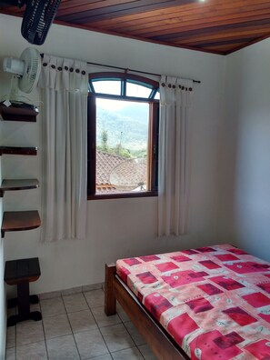 Apartamento tradicional, 2 quartos | Individualmente mobiliados, acesso grátis à internet com fio