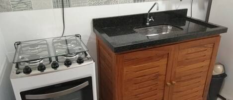 Departamento clásico | Cocina privada | Refrigerador, microondas, horno y parrilla de estufa