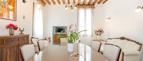 Apartment, 3 Bedrooms | Makan dalam bilik