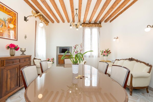 Apartment, 3 Schlafzimmer | Essbereich im Zimmer