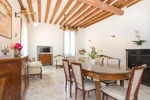 Appartamento, 3 camere da letto | Pasti in camera