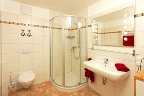 Dusche, Haartrockner, Seife, Toilettenpapier