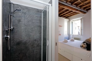 Shower, rainfall showerhead, free toiletries, hair dryer