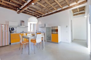 Full-size fridge, oven, stovetop, dishwasher