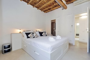 2 Schlafzimmer, individuell dekoriert, individuell eingerichtet