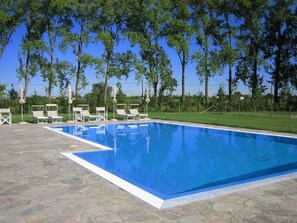 Außenpool (je nach Saison geöffnet), Sonnenschirme, Liegestühle