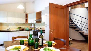 Appartement Confort, 3 chambres (Magnolie) | Cuisine privée | Réfrigérateur, bouilloire électrique, grille-pain, chaise haute