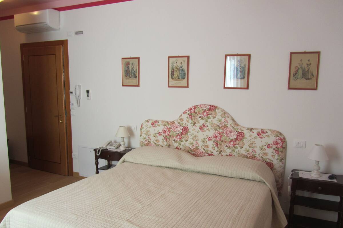 Camera con letto matrimoniale o 2 letti singoli, vista giardino (Ortensia) | 2 camere, con arredamento individuale, una scrivania