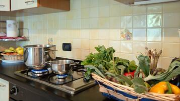 Appartement Confort, 3 chambres (Magnolie) | Cuisine privée | Réfrigérateur, bouilloire électrique, grille-pain, chaise haute