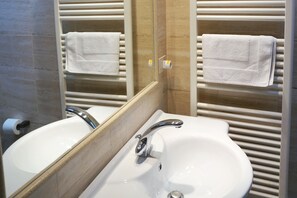 Apartment, 1 Bedroom | Bathroom sink