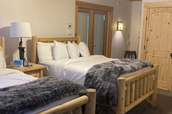 5 dormitoris, planxa i posts de planxar, wifi i roba de llit