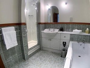 Shower, hair dryer, towels - Ardno House (Ballachulish)