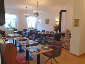 Desayuno buffet diario (EUR 10.80 por persona)