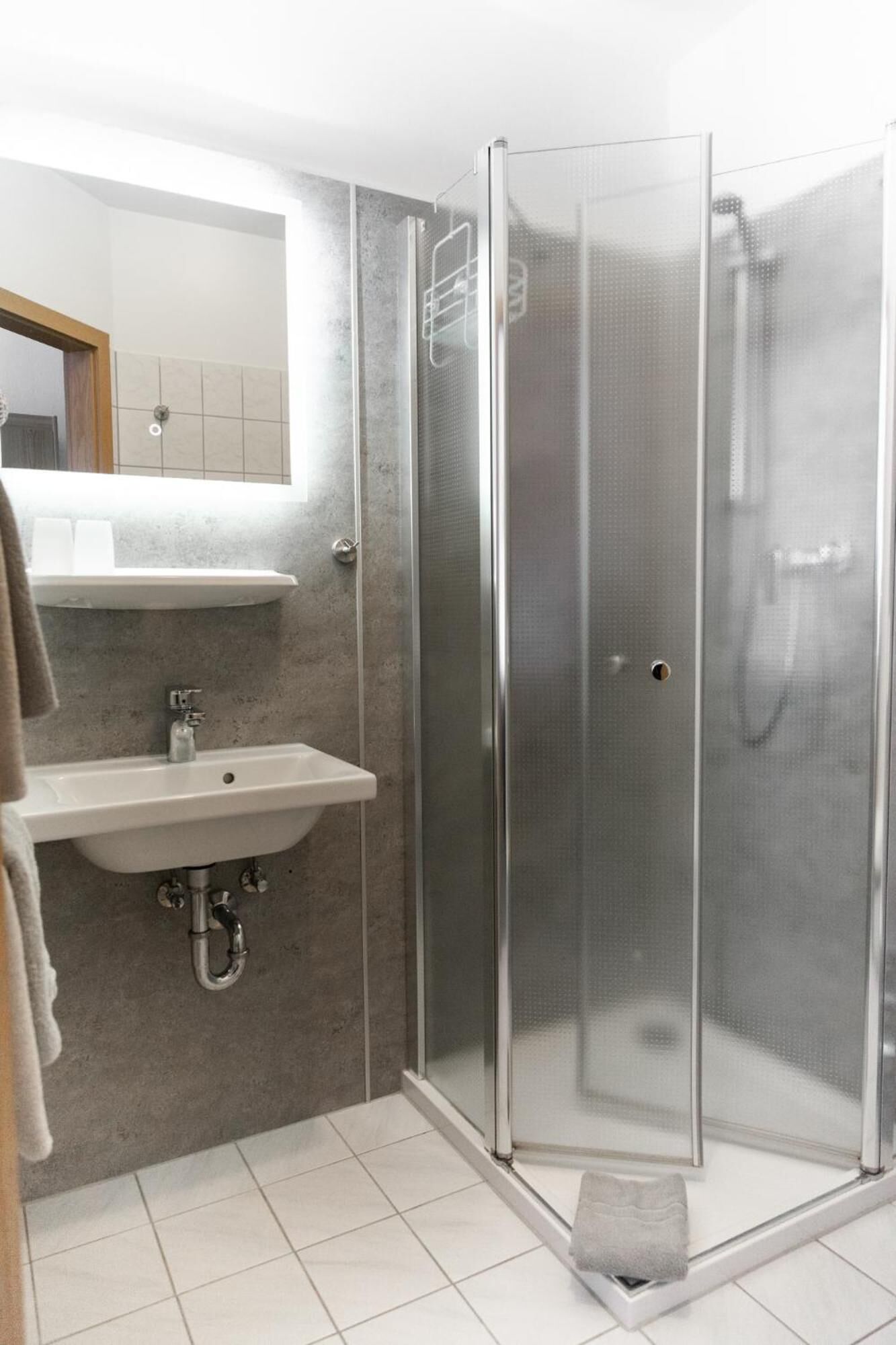 Standard-Doppelzimmer | Badezimmer | Dusche, kostenlose Toilettenartikel, Haartrockner, Handtücher