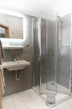 Standard Double Room | Bathroom | Shower, free toiletries, hair dryer, towels - Hotel Klostergarten (Eisenach)