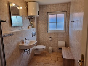 Douche, sèche-cheveux, savon, papier toilette