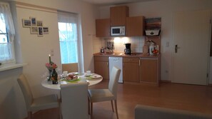 Kühlschrank, Mikrowelle, Geschirrspüler, Toaster