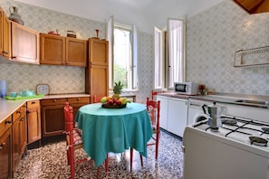 Full-size fridge, microwave, oven, stovetop - Testa - WR Apartments (Venice)
