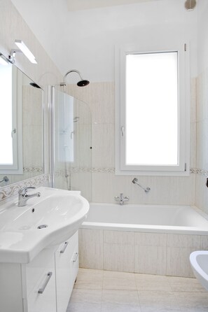 Departamento, 1 habitación | Lavabo en el baño