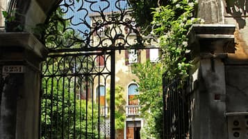 Gallery Duplex, 4 Bedrooms | Property entrance