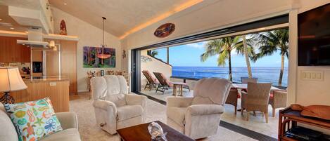 TV connectée, lecteur de DVD, livres, chaîne hi-fi