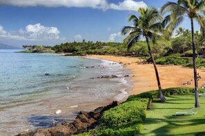 En la playa, camastros y toallas de playa 