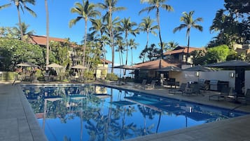 Een buitenzwembad, een verwarmd zwembad