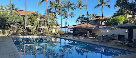 Utomhuspool och uppvärmd pool