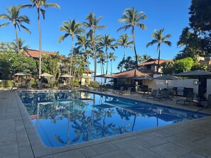 Utendørsbasseng og et oppvarmet basseng