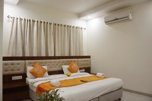 Soundproofing, free WiFi, wheelchair access - Hotel Sai Shubham (Rahata)