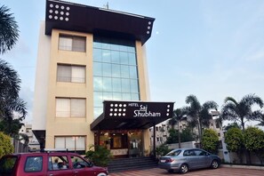 Free self-parking - Hotel Sai Shubham (Rahata)