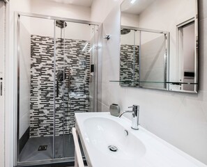 Design Triple Room | Bathroom | Shower, rainfall showerhead, eco-friendly toiletries, hair dryer - Lele Rooms San Lorenzo (Rome)