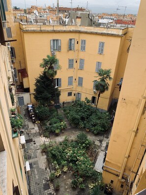 Courtyard view - Lele Rooms San Lorenzo (Rome)