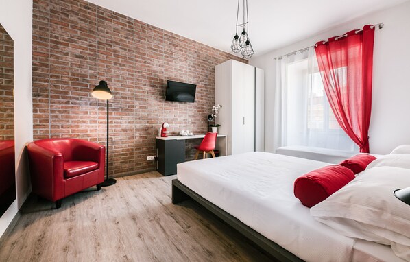 Design Triple Room | Premium bedding, down comforters, minibar, desk - Lele Rooms San Lorenzo (Rome)