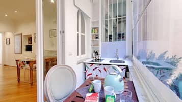 Apartamento, 2 quartos | Cozinha privada | Geladeira grande, micro-ondas, cooktop, lava-louças