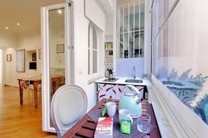 Departamento, 2 habitaciones | Cocina privada | Refrigerador con congelador, microondas y parrilla de estufa