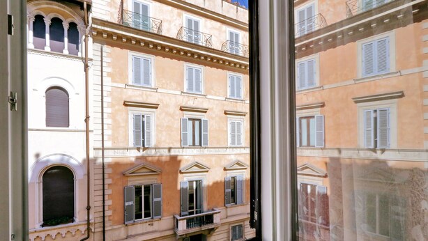 Une vue d’un immeuble à plusieurs étages, doté de balcons et de fenêtres.