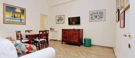 Apartment, 2 Bedrooms | Ruang tamu | TV skrin rata