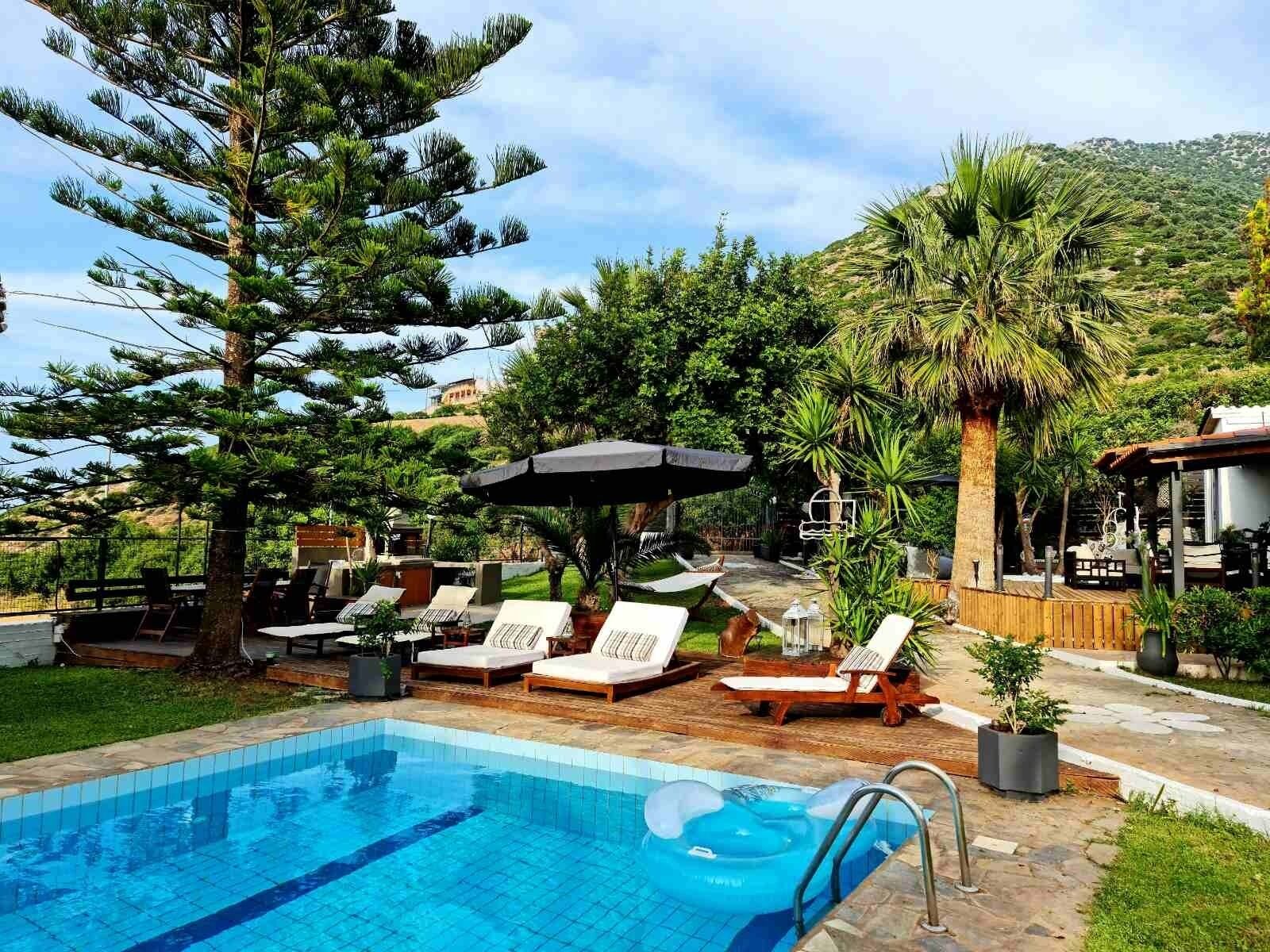 Udendørs pool, parasoller, liggestole