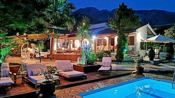 Outdoor pool, pool umbrellas, sun loungers
