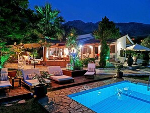 Outdoor pool, pool umbrellas, pool loungers - Villa Gala (Mylopotamos)