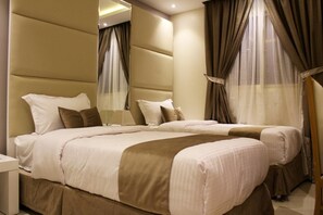 Quarto casal luxo, vista para a cidade | Cofres nos quartos, ferros/tábuas de passar roupa, Wi-Fi de cortesia